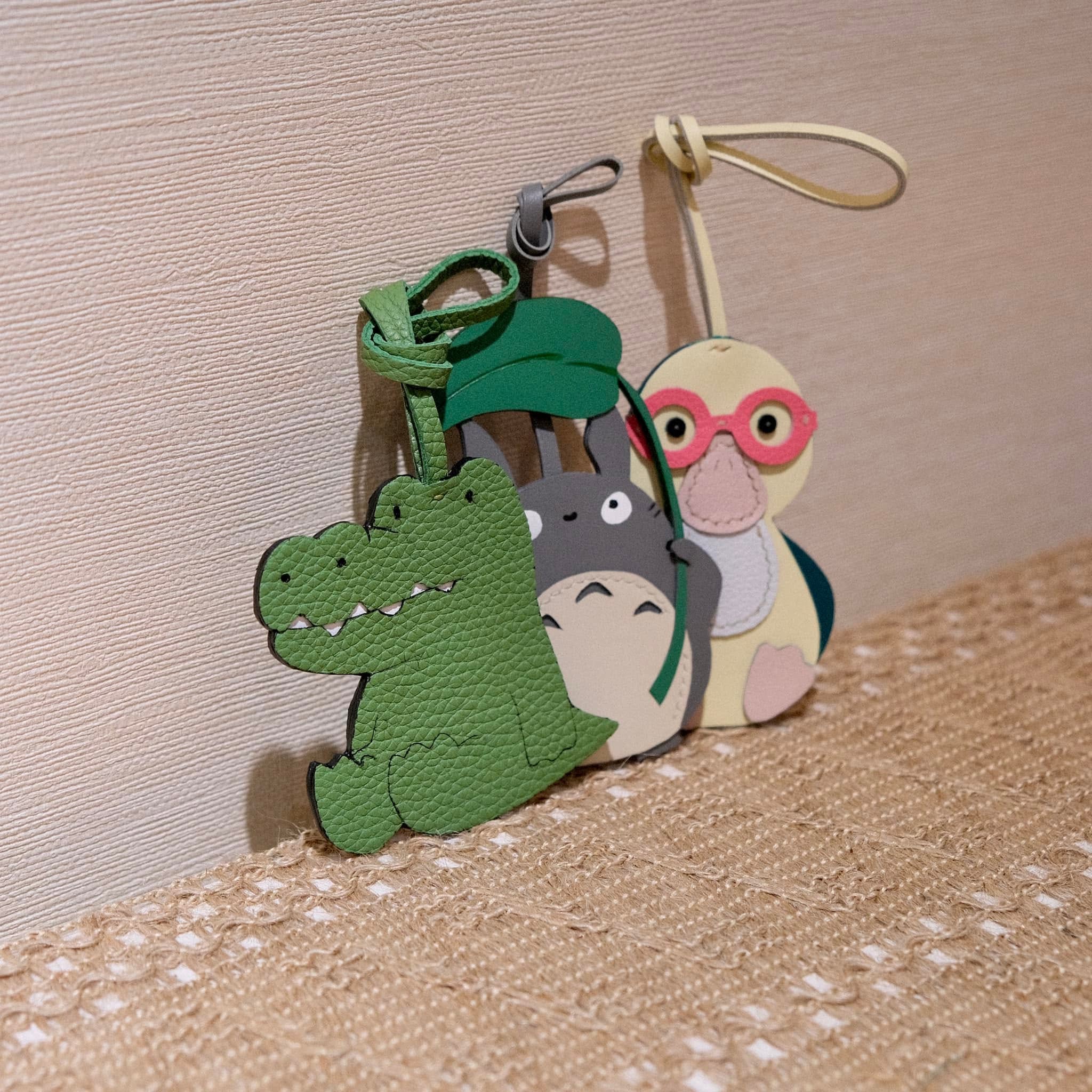 Charm da cách điệu cá sấu